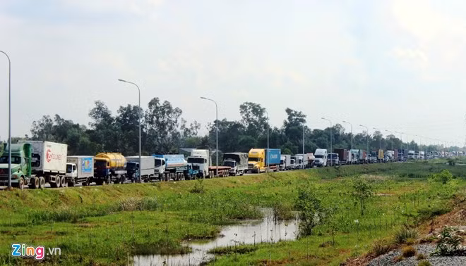 Cửa ngõ Sài Gòn kẹt xe hơn nửa ngày vẫn chưa thông