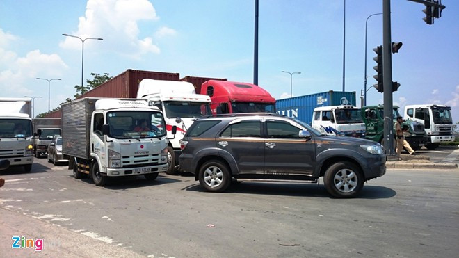 Hơn 14h, toàn bộ mặt đường Mai Chí Thọ, từ cầu vượt Cát Lái đến Đồng Văn Cống tràn ngập các loại ôtô, dàn thành nhiều hàng, kể cả trên phần đường xe máy. Cửa ngõ Sài Gòn kẹt xe hơn nửa ngày vẫn chưa thông