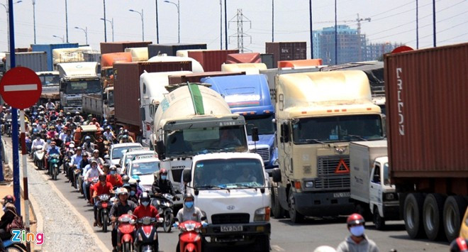Đến 7h cùng ngày, dòng xe bị kẹt kéo dài gần 5 km từ ngã tư MK trên xa lộ Hà Nội đến đoạn quay đầu xe gần ngã ba Cát Lái. Hàng nghìn ôtô, xe máy "chết đứng" vào giờ cao điểm, trong nắng nóng. Cửa ngõ Sài Gòn kẹt xe hơn nửa ngày vẫn chưa thông