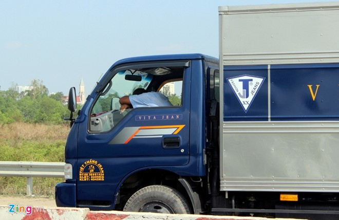 Một số tài xế tỏ ra mệt mỏi vì phải chờ đến khi đường thông. Cửa ngõ Sài Gòn kẹt xe hơn nửa ngày vẫn chưa thông