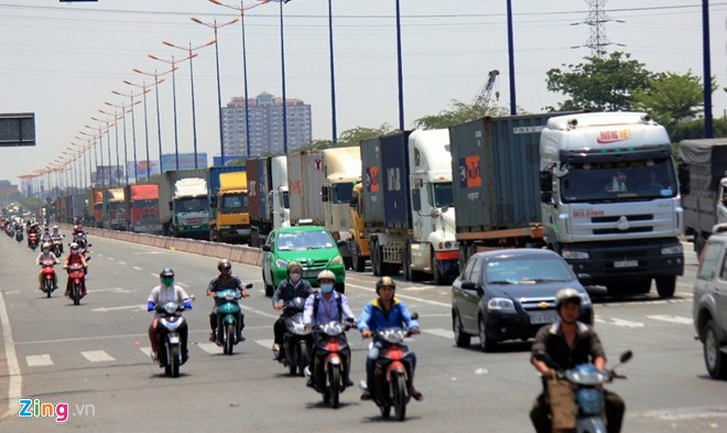 Đến 15h, tình trạng kẹt xe tại cửa ngõ phía đông của Sài Gòn vẫn chưa giải quyết xong, ùn tắc vẫn còn xảy ra trên phần đường ôtô Cửa ngõ Sài Gòn kẹt xe hơn nửa ngày vẫn chưa thông