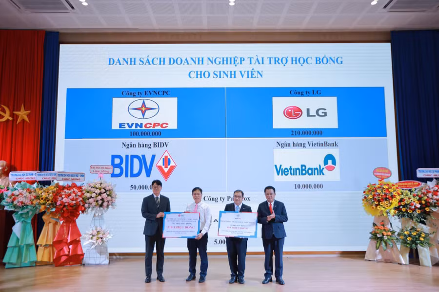 Đại diện Ban giám hiệu Trường ĐH Bách khoa, ĐH Đà Nẵng tiếp nhận học bổng từ nguồn hỗ trợ của các doanh nghiệp.