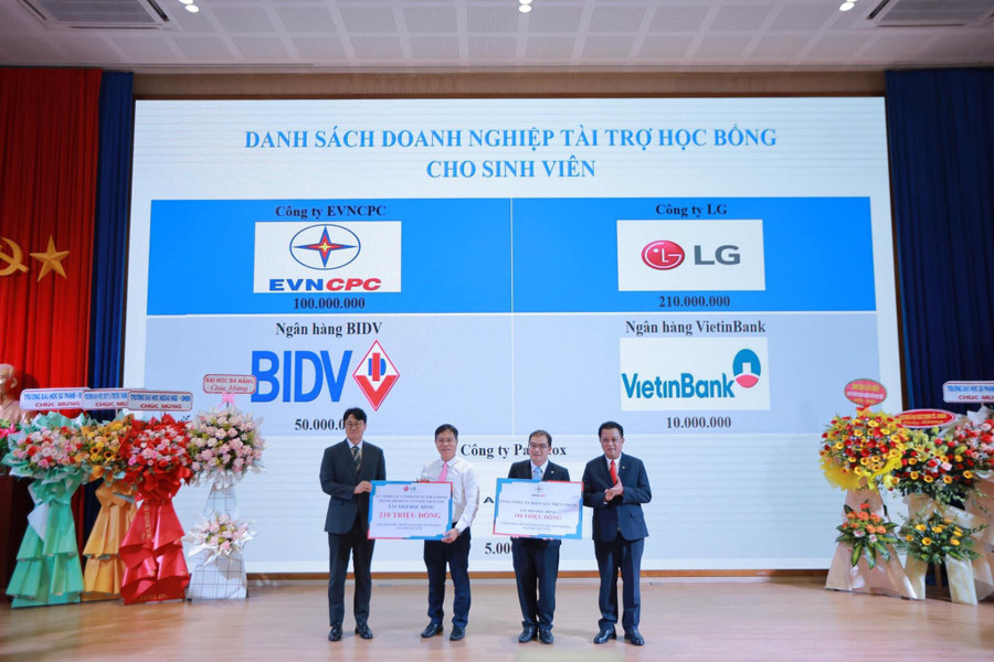 Đại diện Ban giám hiệu Trường ĐH Bách khoa, ĐH Đà Nẵng tiếp nhận học bổng từ nguồn hỗ trợ của các doanh nghiệp. Đại diện Ban giám hiệu Trường ĐH Bách khoa, ĐH Đà Nẵng tiếp nhận học bổng từ nguồn hỗ trợ của các doanh nghiệp.