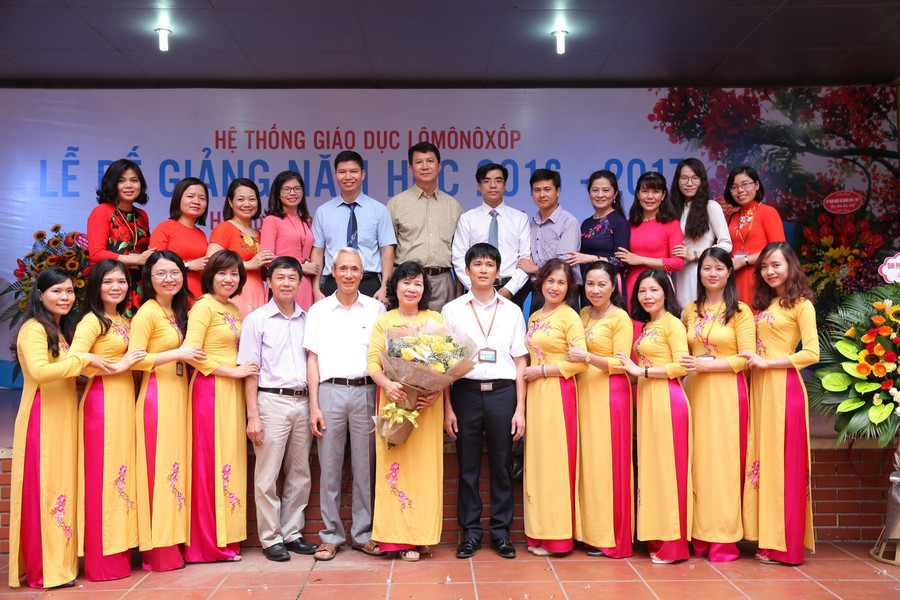 Thầy Nguyễn Phú Cường và các thầy cô giáo tổ Toán – Tin trường THCS & THPT Lômônôxốp