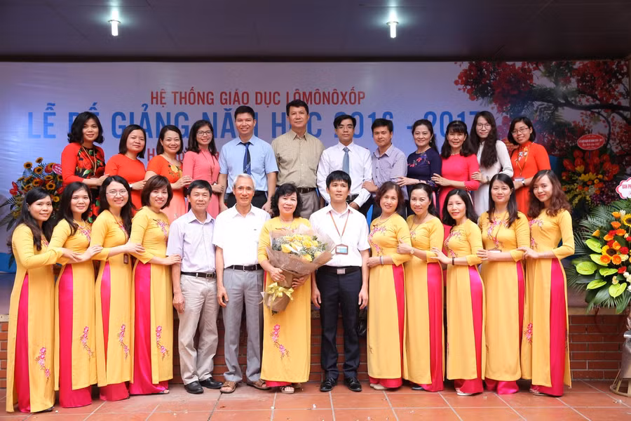 Thầy Nguyễn Phú Cường và các thầy cô giáo tổ Toán – Tin trường THCS & THPT Lômônôxốp