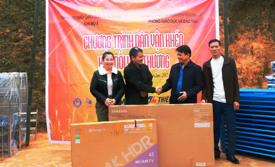 Bí thư Hà Văn Ca (phải) cảm ơn nhà báo Nguyễn Đức Tuân - Phó Tổng Biên tập Báo GD&amp;TĐ trong buổi trao quà tại điểm trường Sài Khao.