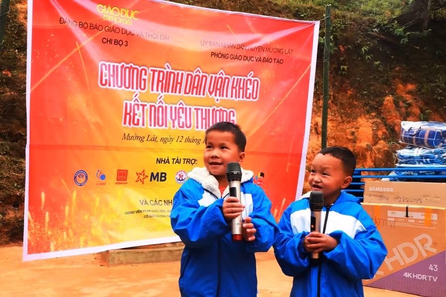 Trẻ ở bản Sài Khao tự tin biểu diễn văn nghệ.