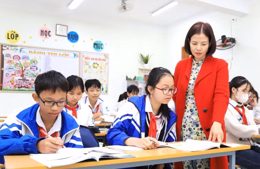 Cô và trò Trường THCS 8/4, thị trấn Nông trường Mộc Châu (Sơn La). Ảnh: INT