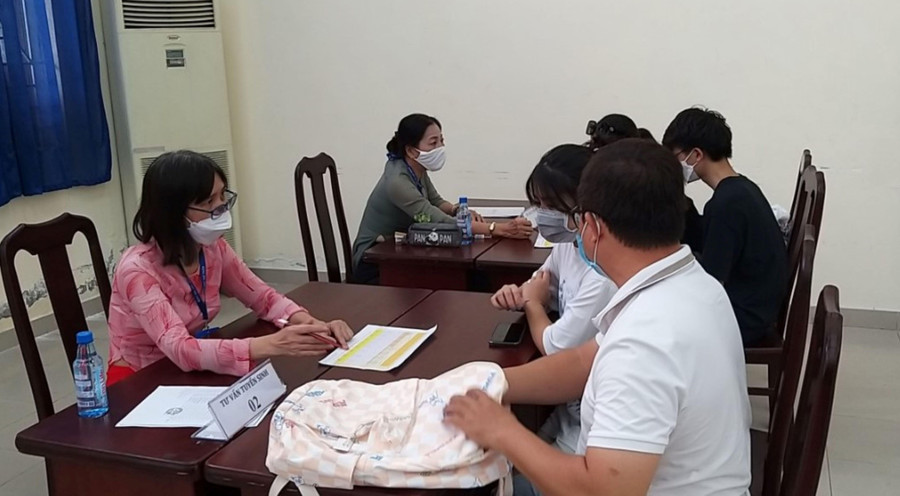 Giáo viên Trường THPT Thủ Thiêm tư vấn cho phụ huynh, học sinh lựa chọn môn học. Giáo viên Trường THPT Thủ Thiêm tư vấn cho phụ huynh, học sinh lựa chọn môn học.