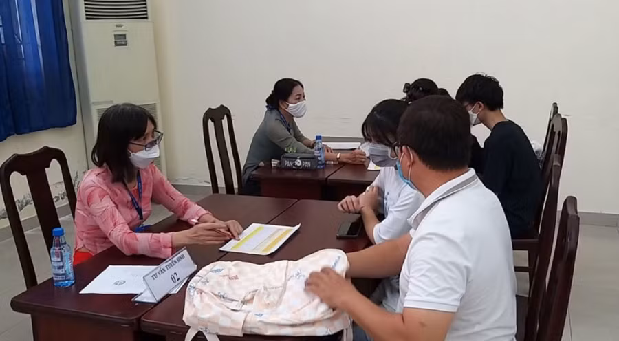 Giáo viên Trường THPT Thủ Thiêm tư vấn cho phụ huynh, học sinh lựa chọn môn học.