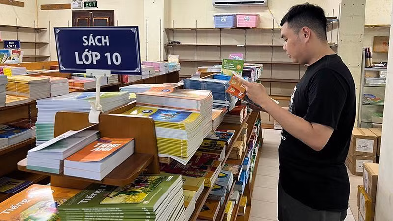 Các nhà trường đang nỗ lực hỗ trợ để sách giáo khoa đến với học sinh trước thềm năm học mới. (ảnh minh họa) Ảnh: Đức Trí