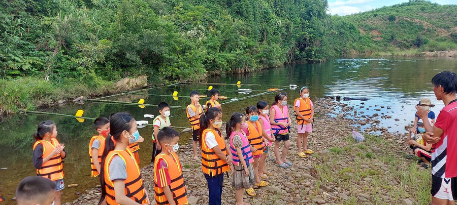 Ngăn suối làm bể bơi. Ảnh ITN Ngăn suối làm bể bơi. Ảnh ITN