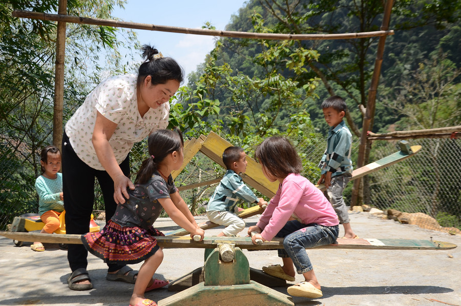 Cô giáo Giàng Thị Sú, Trường Mầm non Sính Phình cùng học sinh tại điểm bản Phiêng Páng.