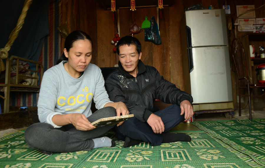 Vợ chồng thầy giáo Đàm Anh Tuân trong căn nhà được dựng lên nhờ sự hỗ trợ của bà con địa phương.