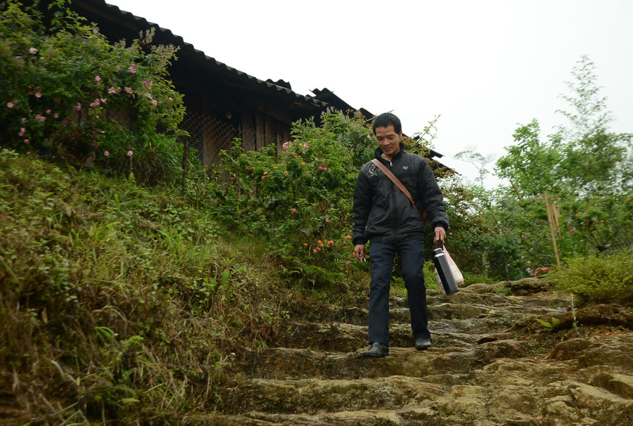 Lối dẫn lên căn nhà của thầy giáo Đàm Anh Tuân, Trường PTDTBT Tiểu học - THCS Tênh Phông.