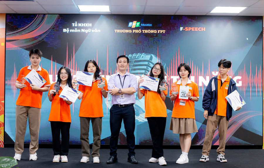 Ban Tổ chức trao giải thưởng cho các học sinh.