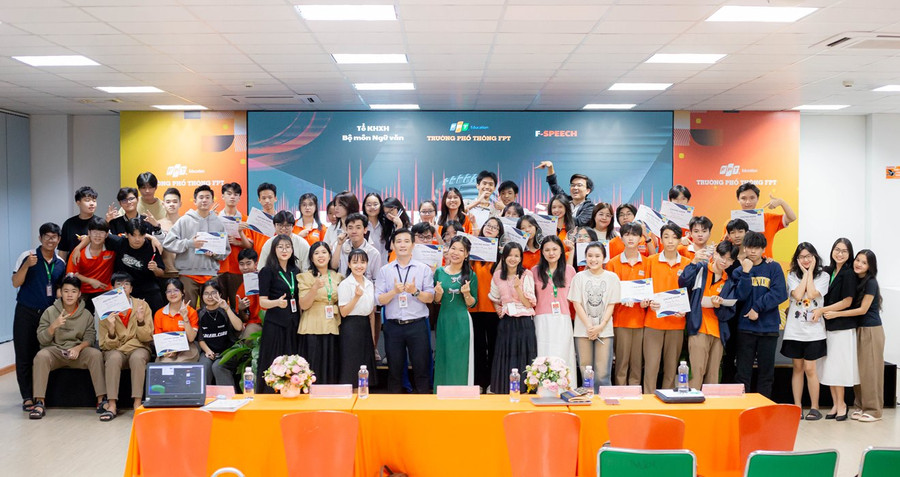 Giáo viên, học sinh hào hứng tham gia cuộc thi “Người Hùng biện tài năng&quot;.