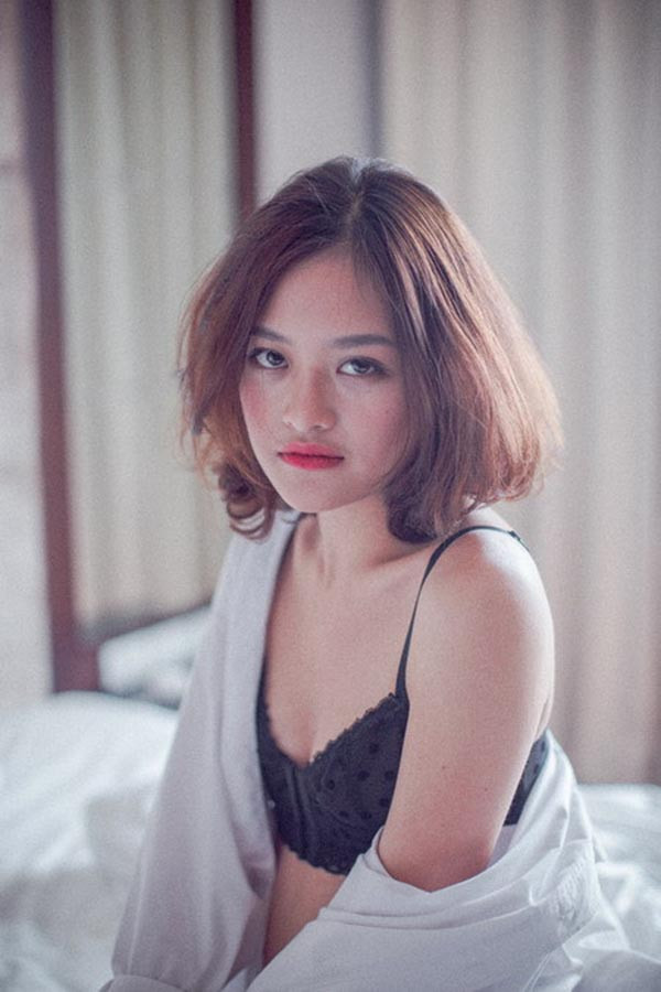 Ngoài ra, cô không ngại khoe vóc dáng, hình thể với những bộ hình đánh dấu tuổi 20.