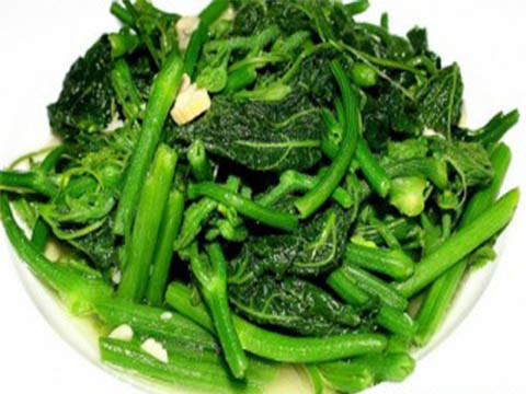 Rau bí xào tỏi là món ăn rất phổ biến trong mỗi gia đình. me
