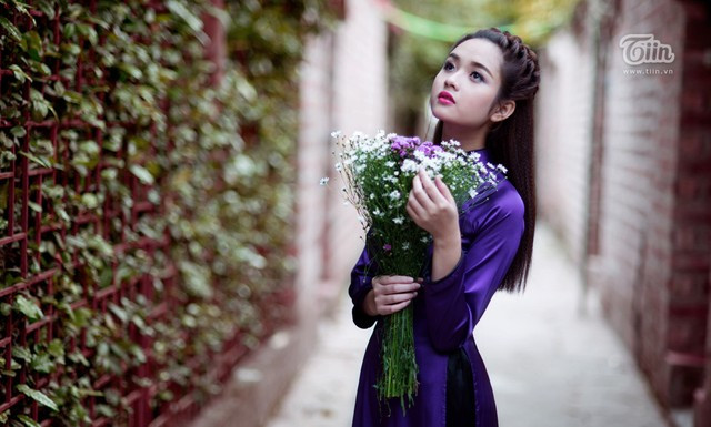 "Cô gái đẹp nhất Tuyên Quang" tím dịu dàng ảnh 5 Dù được yêu thích và sở hữu nét đẹp hiếm có, đậm chất Á đông song cô gái đẹp nhất xứ Tuyên vẫn khá dè chừng với con đường nghệ thuật. Thỉnh thoảng cô vẫn nhận những lời mời quảng cáo song đó dường như không phải là con đường mà 9X này muốn theo đuổi.