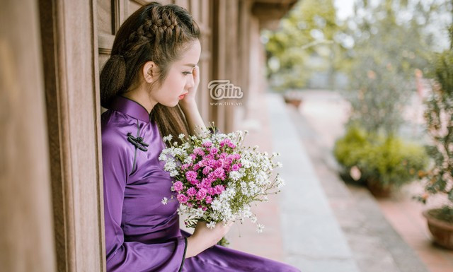 "Cô gái đẹp nhất Tuyên Quang" tím dịu dàng ảnh 4 Qua những bộ ảnh được thực hiện, Ngọc Ánh ngày càng trở nên tự tin và bản lĩnh trước ống kính. Trong trang phục áo dài tím, Ngọc Ánh diễn xuất nhẹ nhàng làm tôn lên nét đẹp dịu dàng của người con gái Việt.