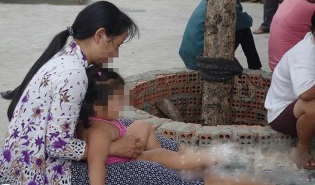 Thảm sát Bình Phước: Bé gái gọi cha, công an bật khóc
