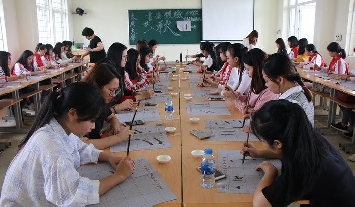 Sinh viên Trường Đại học Ngoại ngữ - Đại học Thái Nguyên học trên giảng đường. Ảnh: INT