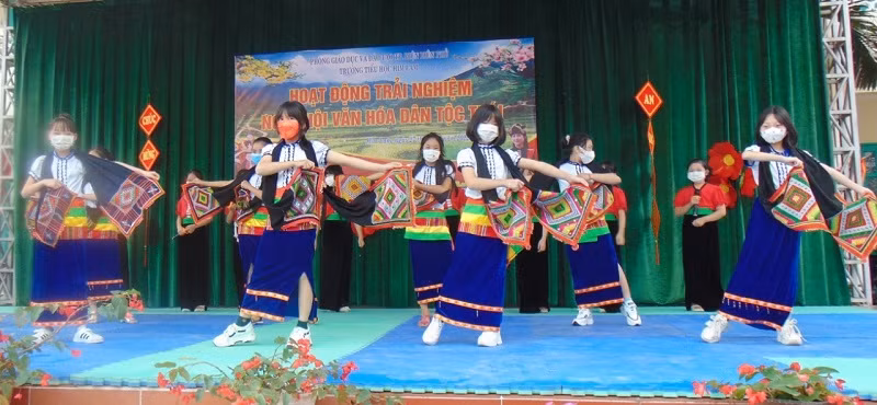 Một tiết mục biểu diễn của học sinh Trường Tiểu học Him Lam (TP Điện Biên Phủ) trong “Ngày hội văn hóa dân tộc Thái”