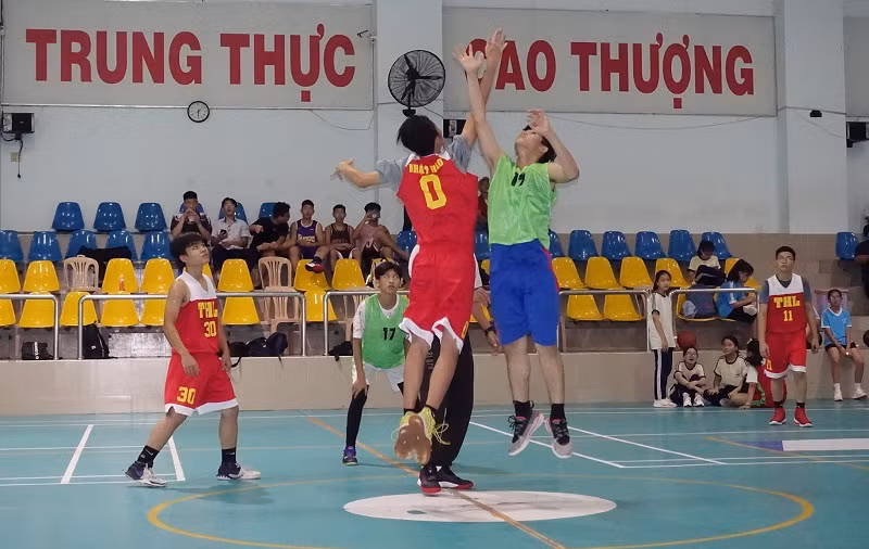 Một trận đấu thuộc giải bóng rổ học sinh quận Phú Nhuận (Thành phố Hồ Chí Minh).