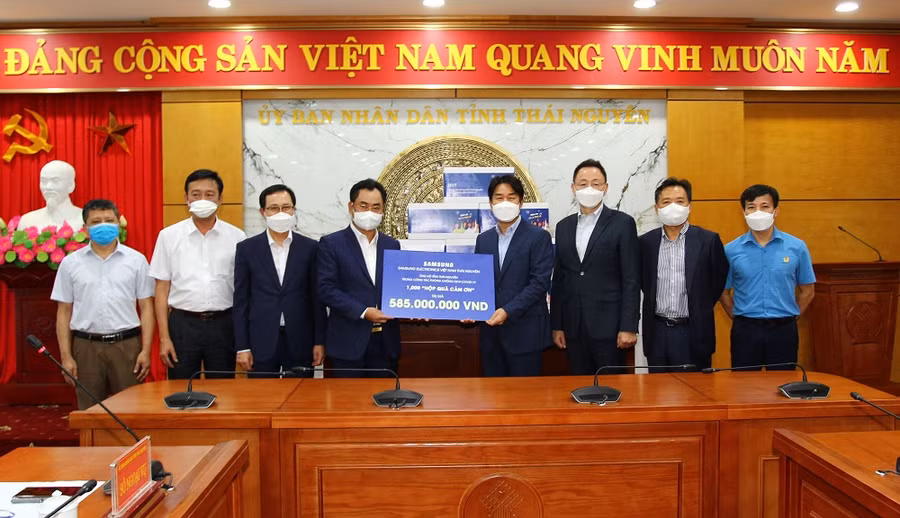 Ông Trịnh Việt Hùng, Chủ tịch UBND tỉnh, Trưởng Ban Chỉ đạo Phòng, chống dịch COVID-19 tỉnh Thái tiếp nhận ủng hộ từ Công ty TNHH Samsung Electronic Việt Nam - Thái Nguyên 