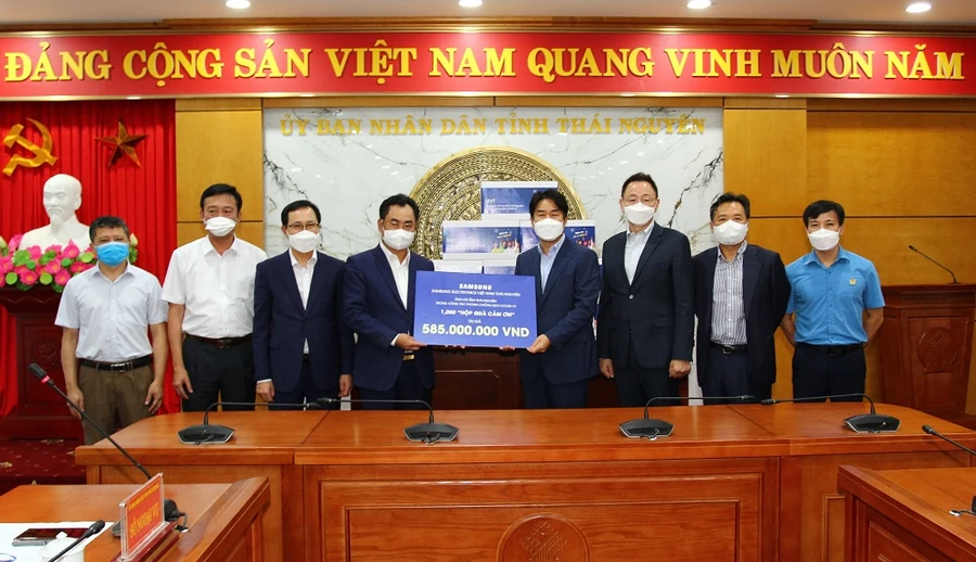 Ông Trịnh Việt Hùng, Chủ tịch UBND tỉnh, Trưởng Ban Chỉ đạo Phòng, chống dịch COVID-19 tỉnh Thái tiếp nhận ủng hộ từ Công ty TNHH Samsung Electronic Việt Nam - Thái Nguyên 