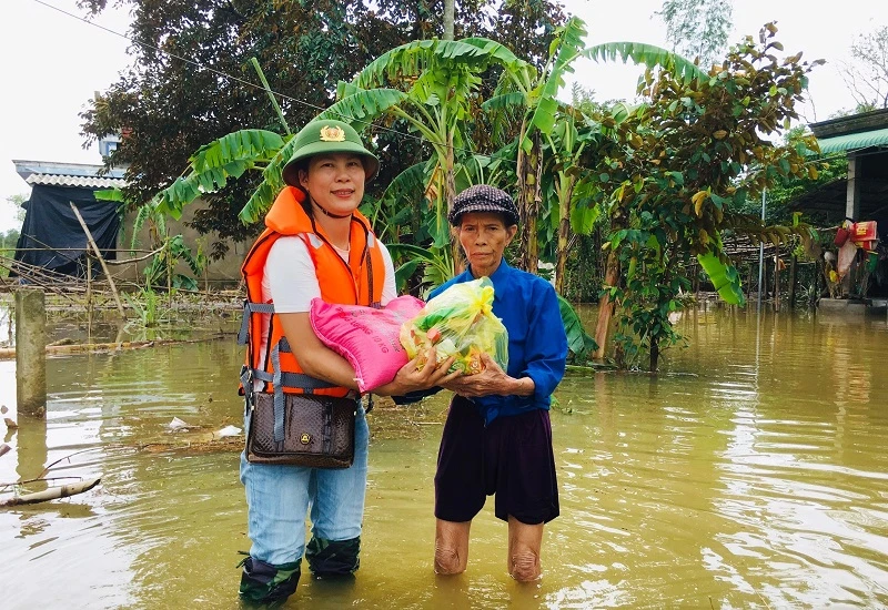 Chị Yến trao quà hỗ trợ cho người dân ở xã Hải Trường (huyện Hải Lăng) trong trận lũ lịch sử 10/2020.