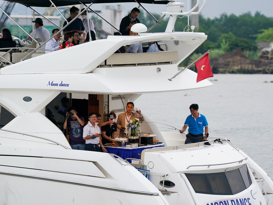 Tour du thuyền hạng sang nằm trong chuỗi các sự kiện hưởng ứng chương trình TPHCM chào đón bạn - Welcome Ho Chi Minh City. Ảnh: Thế Anh. Tour du thuyền hạng sang nằm trong chuỗi các sự kiện hưởng ứng chương trình TPHCM chào đón bạn - Welcome Ho Chi Minh City. Ảnh: Thế Anh.