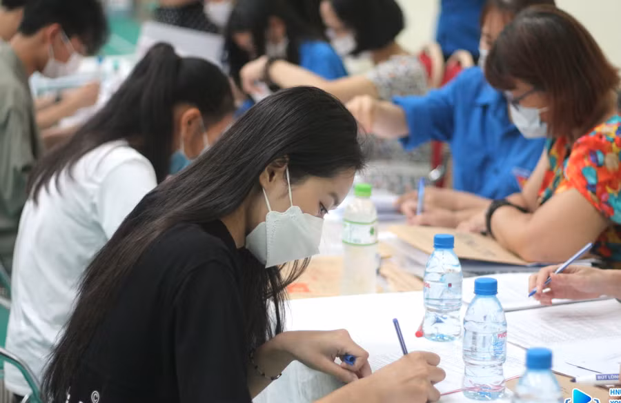 Tân sinh viên Trường ĐH Sư phạm Hà Nội trong ngày nhập học. Ảnh: NTCC