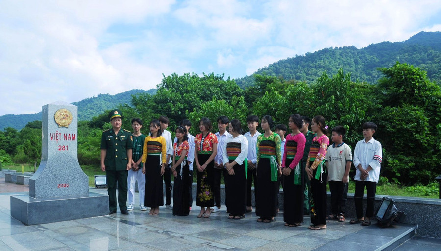 Một “Tiết học biên cương” tại Trường THCS Tén Tằn, huyện Mường Lát (Thanh Hóa) do Đồn Biên phòng cửa khẩu Tén Tằn tổ chức.