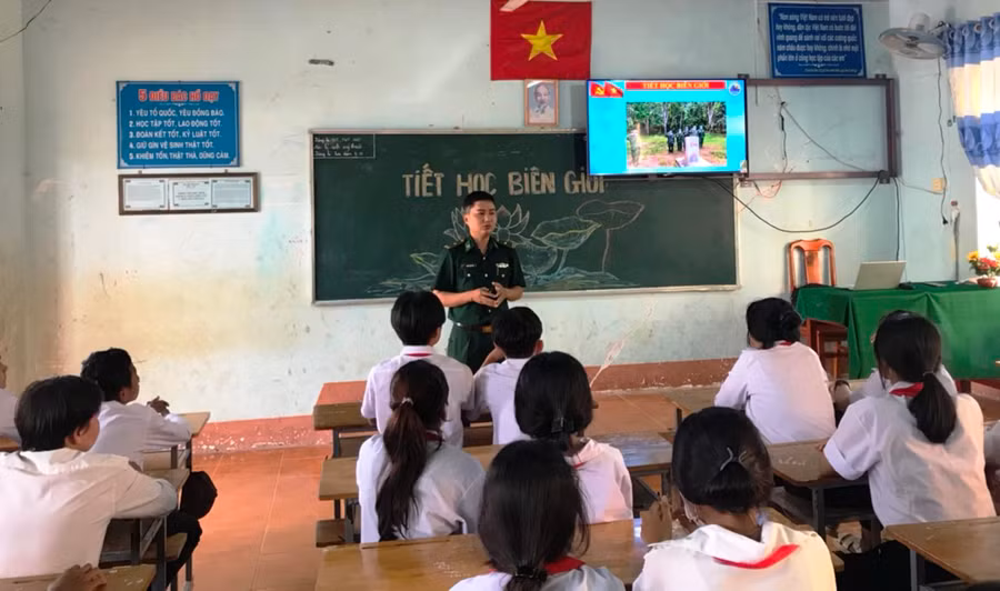 Thiếu tá Hoàng Anh giảng bài “Tiết học biên giới” cho học sinh Trường Tiểu học &amp; THCS Lộc Thành.