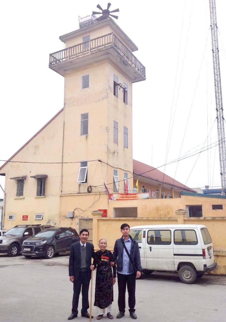 Bà Lê Thị Bằng về thăm trụ sở Đội Cứu hỏa Tứ Kỳ năm xưa. Ảnh: NVCC Bà Lê Thị Bằng về thăm trụ sở Đội Cứu hỏa Tứ Kỳ năm xưa. Ảnh: NVCC