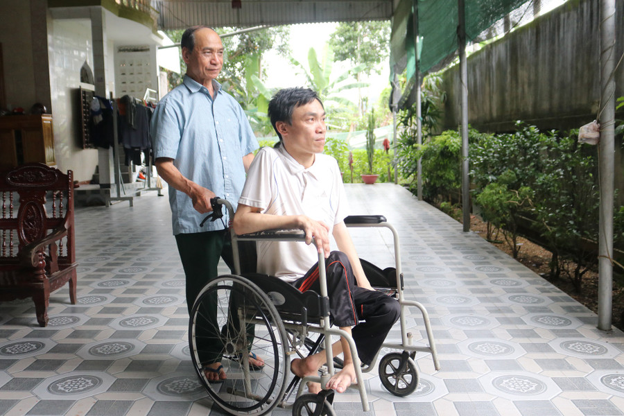 Hai trong số 5 người con của ông Duyên bị nhiễm chất độc màu da cam từ cha.