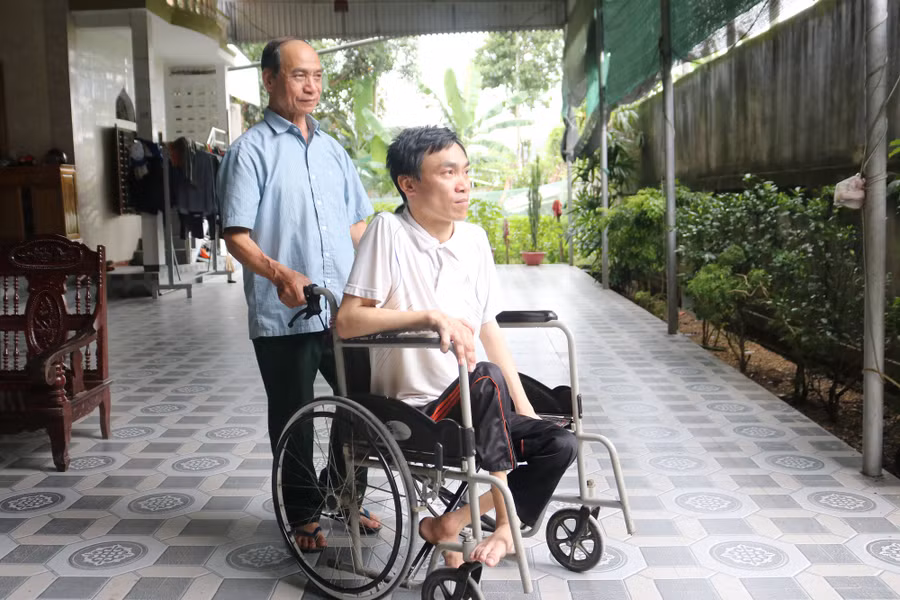 Hai trong số 5 người con của ông Duyên bị nhiễm chất độc màu da cam từ cha.