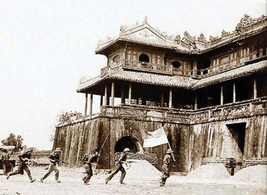 Quân đội ta tiến vào thành nội Huế Tết Mậu Thân 1968. Ảnh tư liệu Quân đội ta tiến vào thành nội Huế Tết Mậu Thân 1968. Ảnh tư liệu