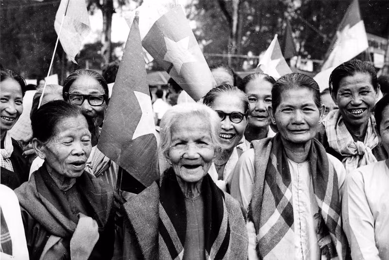 Nhân dân Huế hân hoan đón chào thành phố được giải phóng. Ảnh tư liệu