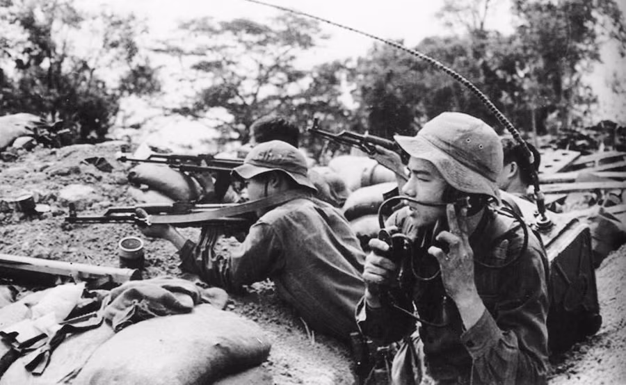 Người lính thông tin trên chiến trường mở đường vào Huế. Ảnh minh họa tư liệu