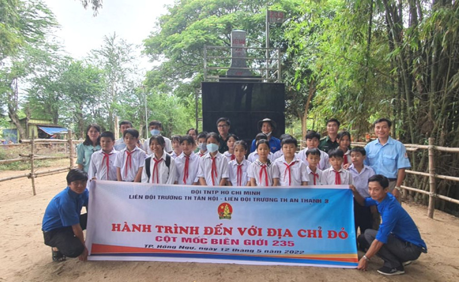 Thầy, trò Trường Tiểu học An Thạnh 3 (TP Hồng Ngự, Đồng Tháp) thăm Cột mốc 235 tiếp giáp Vương quốc Campuchia. Thầy, trò Trường Tiểu học An Thạnh 3 (TP Hồng Ngự, Đồng Tháp) thăm Cột mốc 235 tiếp giáp Vương quốc Campuchia.