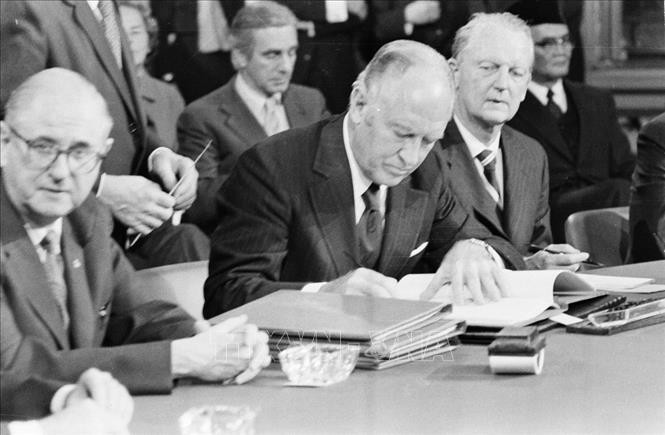 William Harriman- Trưởng đoàn đàm phán đầu tiên của Mỹ về hòa bình ở Việt Nam tại Paris năm 1968. William Harriman- Trưởng đoàn đàm phán đầu tiên của Mỹ về hòa bình ở Việt Nam tại Paris năm 1968.