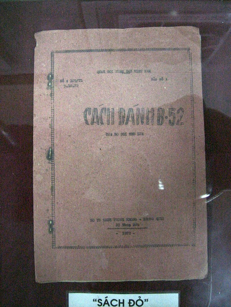 “Cẩm nang bìa đỏ” mang tên “Cách đánh B52 của Bộ đội Tên lửa 1972”. “Cẩm nang bìa đỏ” mang tên “Cách đánh B52 của Bộ đội Tên lửa 1972”.