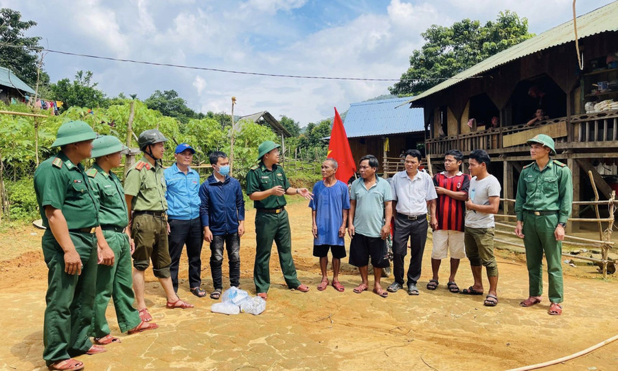 Cán bộ, chiến sĩ Đồn Biên phòng Hướng Lập vận động nhân dân chấp hành chủ trương của Đảng, Nhà nước.