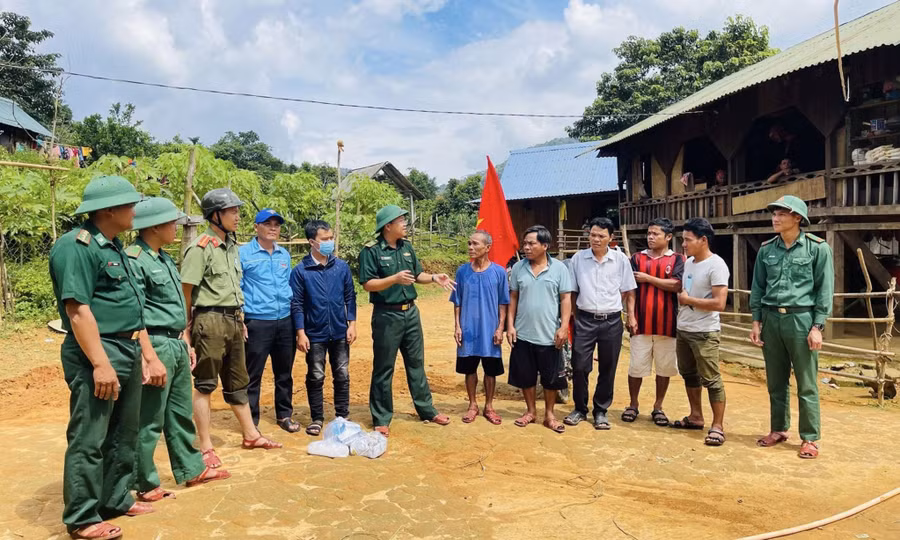 Cán bộ, chiến sĩ Đồn Biên phòng Hướng Lập vận động nhân dân chấp hành chủ trương của Đảng, Nhà nước.