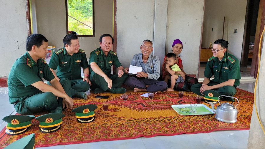 Đại tá Đinh Xuân Hùng – Chính ủy BĐBP tỉnh Quảng Trị tặng quà cựu chiến binh Hồ Sỹ Nói nhân dịp kỷ niệm 75 năm Ngày Thương binh liệt sĩ 27/7.