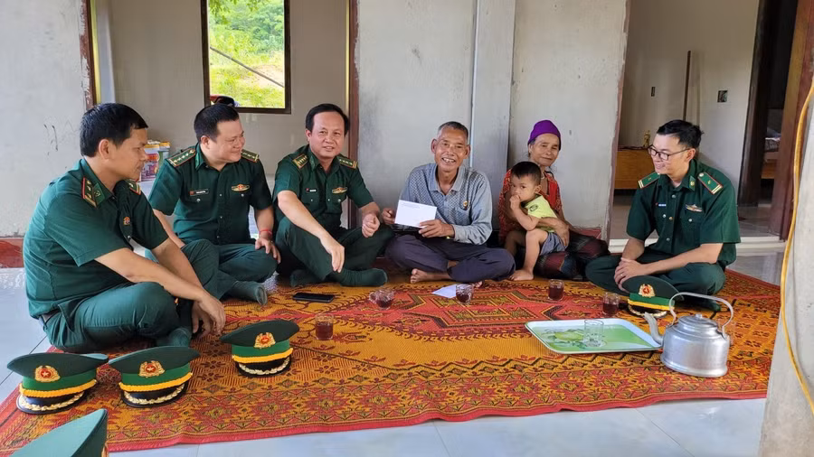 Đại tá Đinh Xuân Hùng – Chính ủy BĐBP tỉnh Quảng Trị tặng quà cựu chiến binh Hồ Sỹ Nói nhân dịp kỷ niệm 75 năm Ngày Thương binh liệt sĩ 27/7.