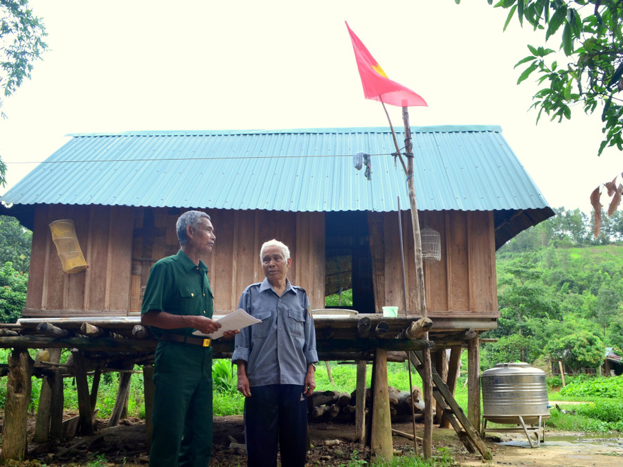 Cựu binh Hồ Sỹ Nói tuyên truyền người dân bảo vệ chủ quyền biên giới.